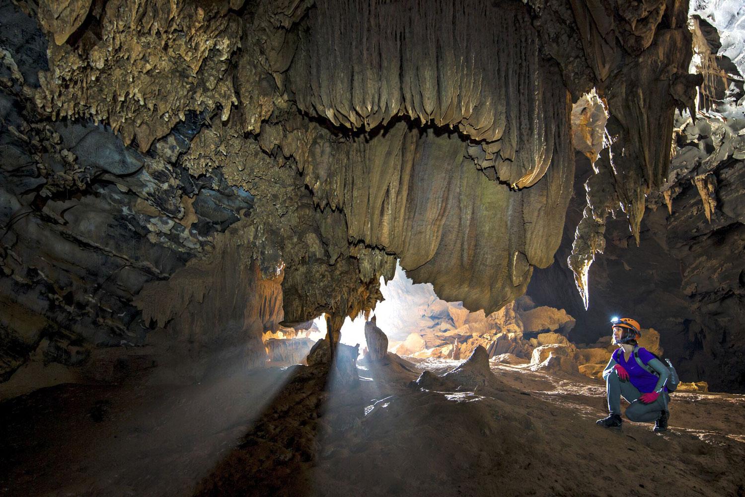 Bên trong hang động có rất nhiều những thạch nhũ