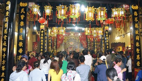 Hình ảnh lễ bái bên trong chùa Bà Thiên Hậu3