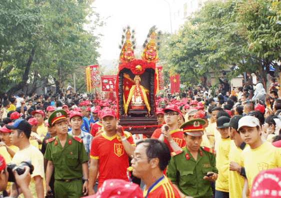 Hình ảnh rước kiệu tại lễ hội chùa Bà Thiên Hậu Bình Dương
