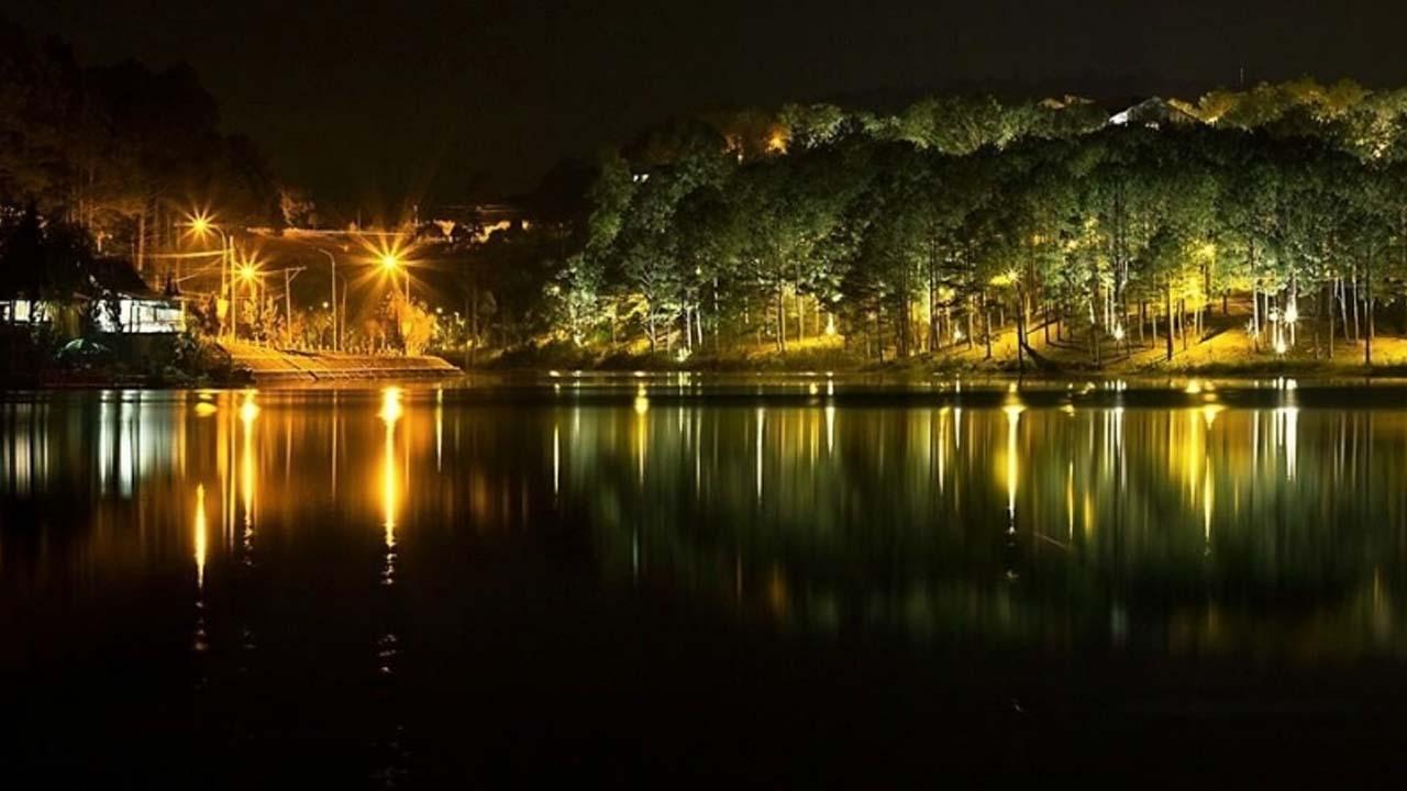 Hồ Than Thở lung linh và vắng lặng về đêm. 