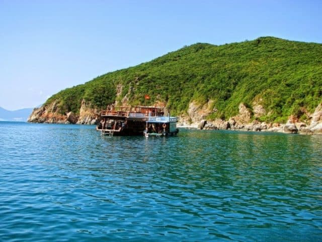 Hòn đảo xinh đẹp trong vịnh Nha Trang 
