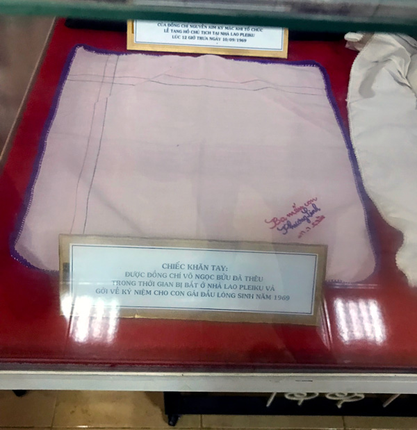 Chiếc khăn tay thêu do ông Võ Ngọc Bửu thêu tặng con gái những ngày bị giam giữ. 