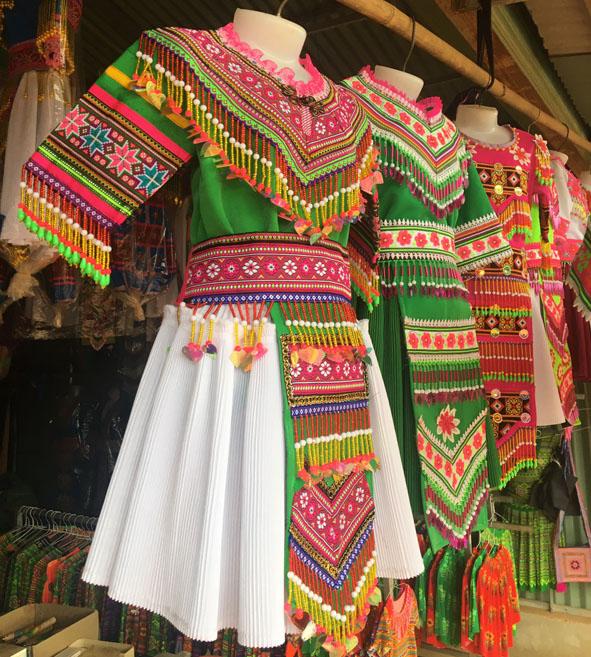 Trang phục truyền thống của người Mông  được bày bán tại chợ phiên Đắk R'Măng.