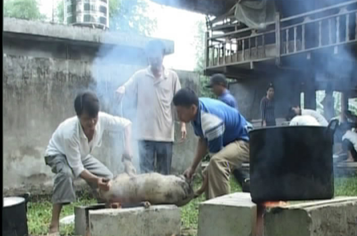Làm thịt lợn để tế xên
