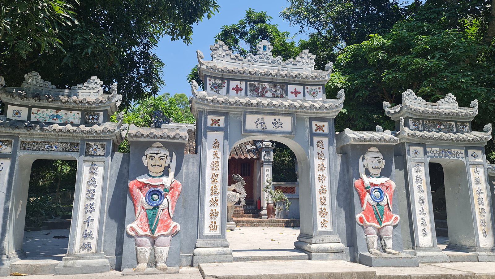 Cổng đền thờ Thánh mẫu Liễu Hạnh