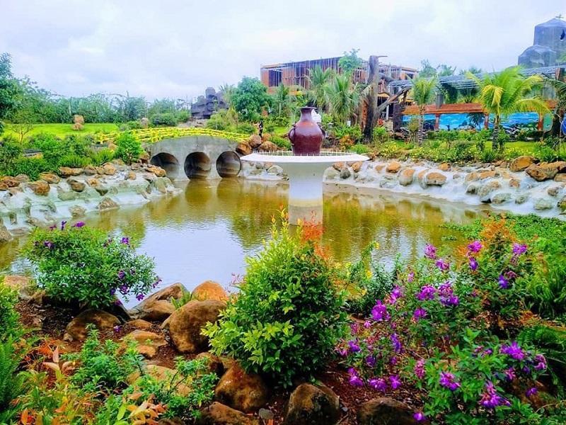 Khuôn viên rực rỡ màu sắc tại khu du lịch Ea Kao