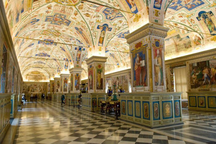 Không gian bên trong thư viện Vatican