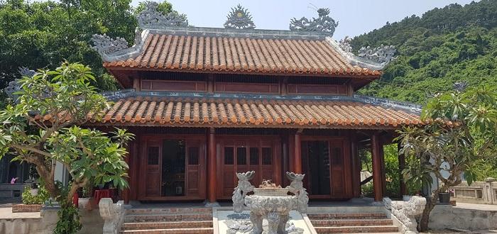 Khu vực đền thờ ở đền thờ Thánh Mẫu Liễu Hạnh Quảng Bình