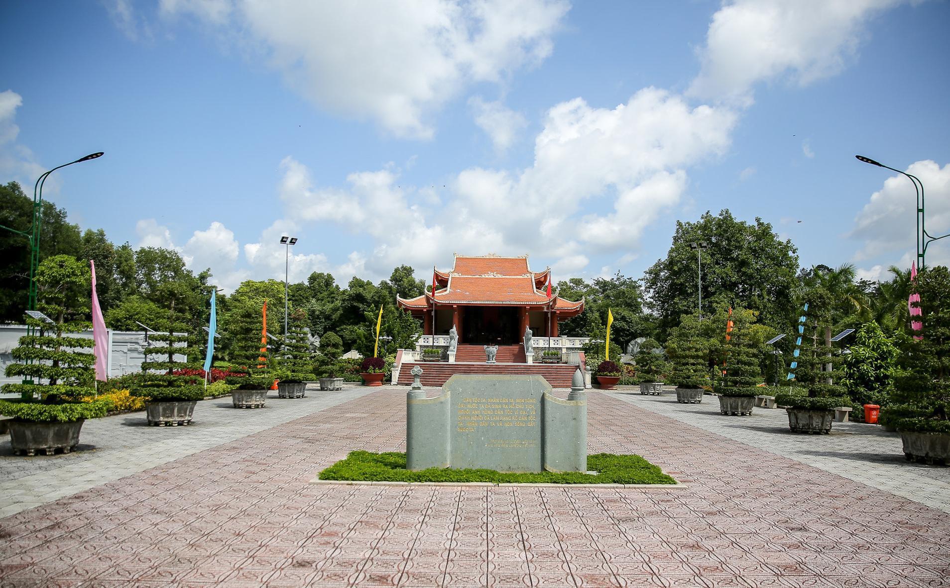 Khu tưởng niệm chủ tịch Hồ Chí Minh Cà Mau 