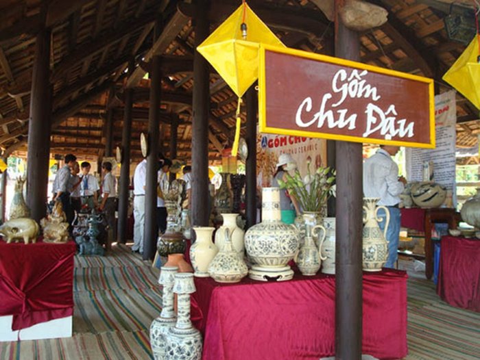 khu trưng bày sản phẩm làng gốm Chu Đậu 