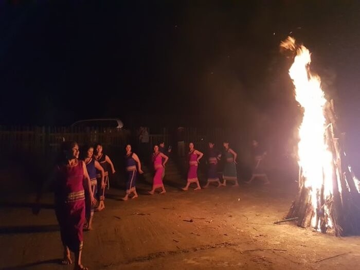 Làng du lịch cộng đồng Kon Bring - đốt lửa trại và múa