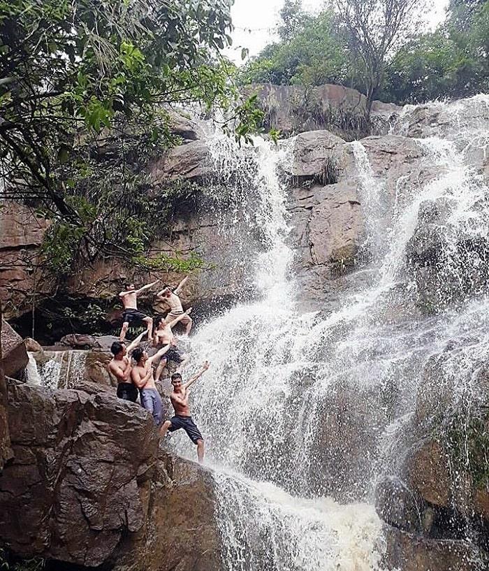Vui chơi ở Thác Lựng Xanh – thác nước thơ mộng nhất Quảng Ninh