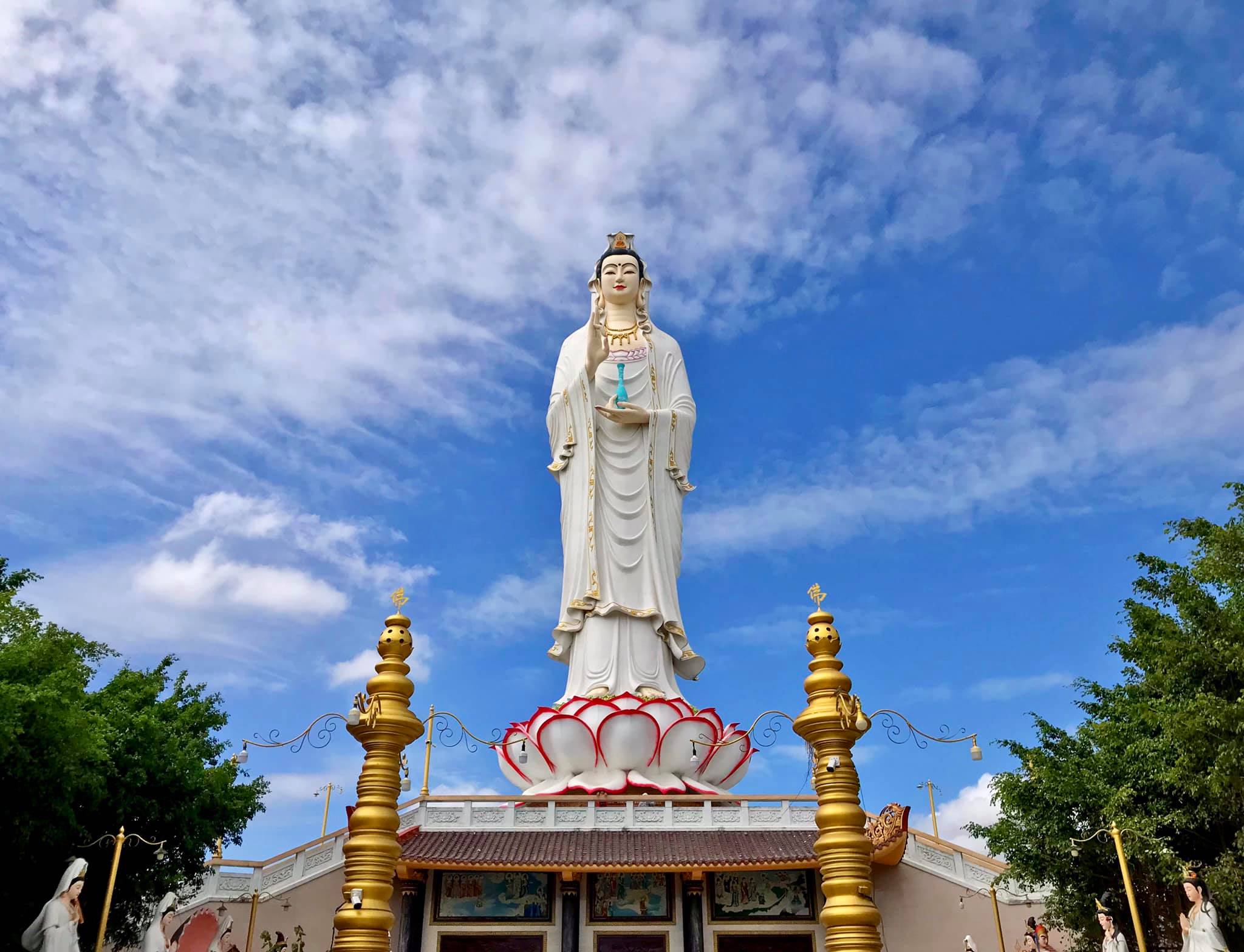 Bức tượng có hình dáng Phật Bà một tay cầm lọ nước thần, một tay niệm kinh chú
