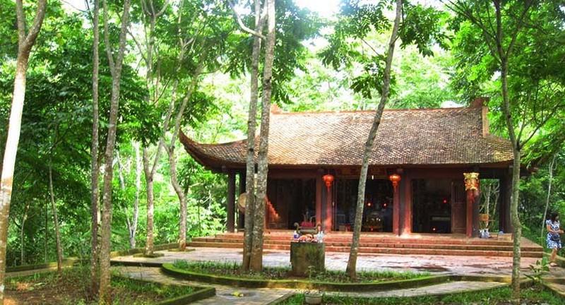 Trên đảo ngọc xanh Ba Bể, đền cổ An Mã nằm dưới rừng cây cổ thụ hàng trăm năm tuổi. 