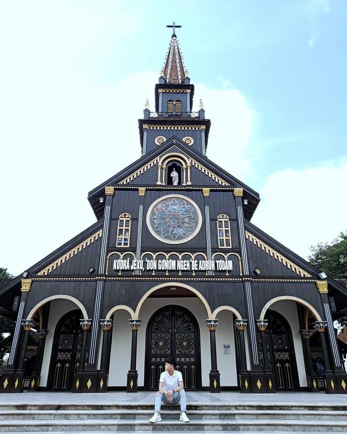 Nhà thờ gỗ Kon Tum kiệt tác kiến trúc gỗ phong cách Basilica duy nhất trên thế giới