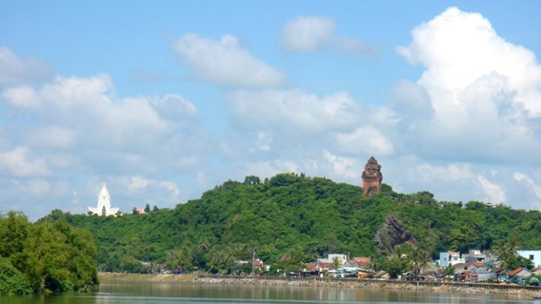 Tháp Nhạn nhìn từ cầu Hùng Vương