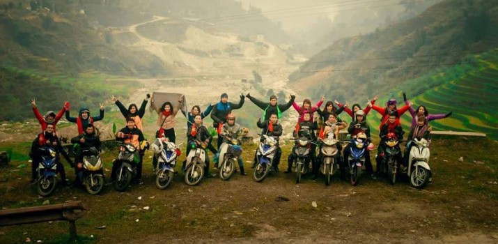 Một nhóm phượt tham gia tour du lịch núi Ngọc Linh. 