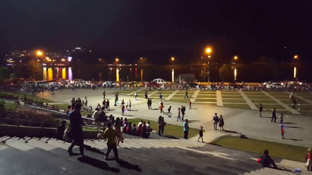 Buổi tối người dân và khách du lịch tập trung rất đông tại quảng trường Lâm Viên