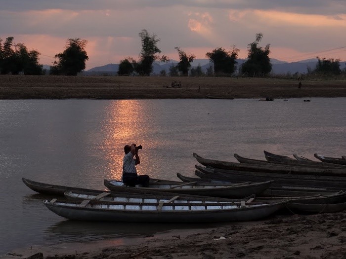 Đi thuyền độc mộc trên sông Đắk Bla Kon Tum