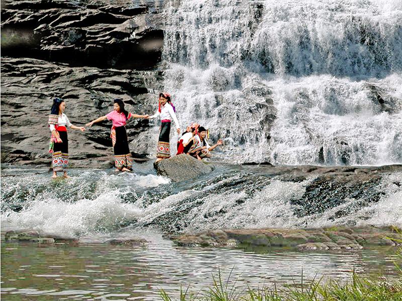 Những cô gái Thái đang vui đùa bên thác Sao Va