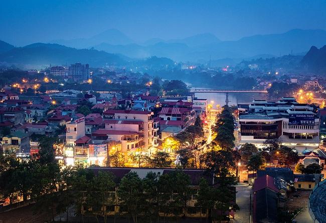 Ngắm nhìn thành phố Lạng Sơn từ xa huyền ảo trữ tình