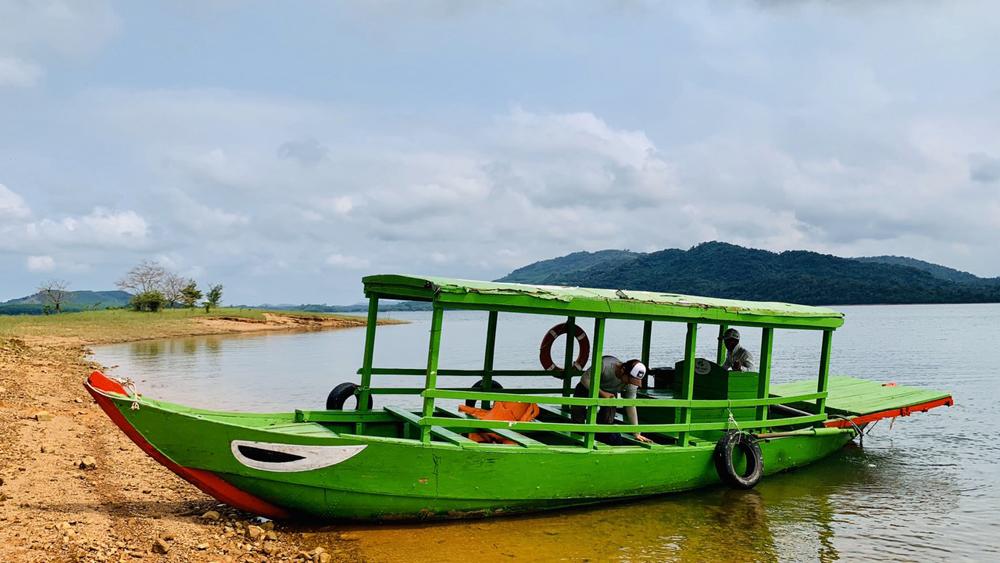 Thuyền gỗ di chuyển trong lòng Hồ Phú Ninh