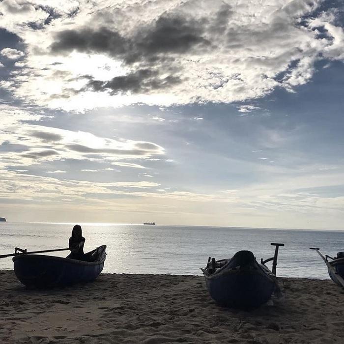 'Thả hồn' vào vẻ yên bình của bãi biển Quy Hòa ở Quy Nhơn