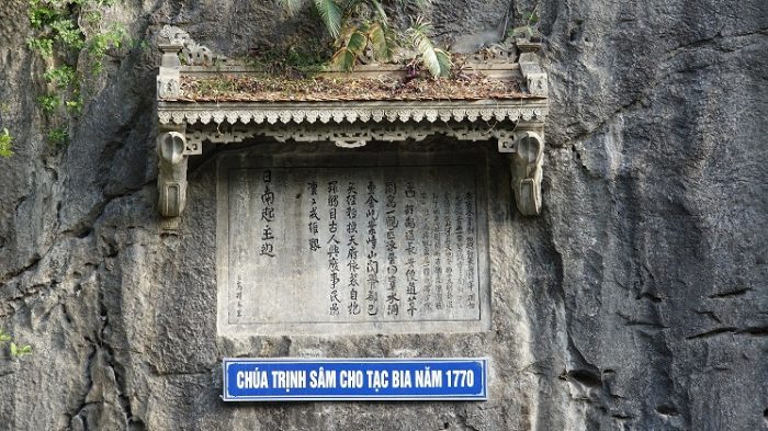 Tạc bia đá chúa Trịnh Sâm
