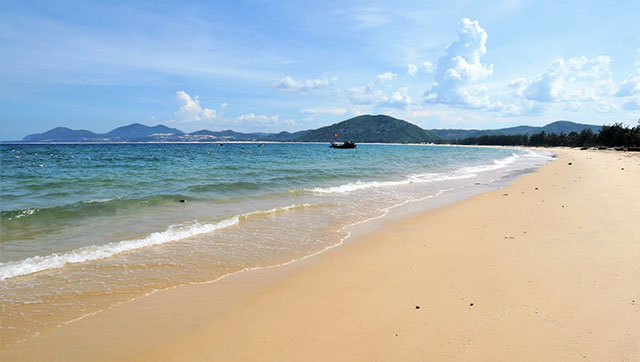 Từ Nham là bãi biển dài, rộng bậc nhất tỉnh Phú Yên, với chiều dài khoảng 8km, rộng từ 100 – 200m 