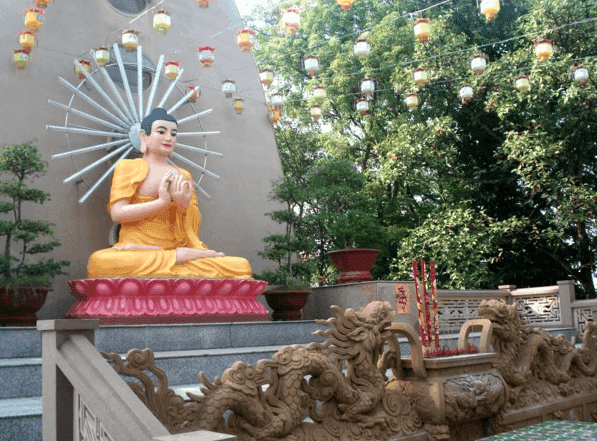 Tượng phật tổ được đặt trong khuôn viên chùa Tây Tạng