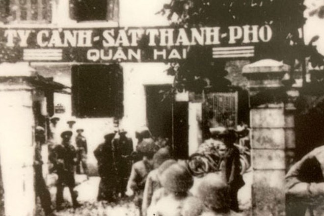 Ngày 9-10-1954, các chiến sĩ Việt Minh tiếp quản trụ sở Cảnh sát Quận 2 (tức bốt Hàng Đậu)