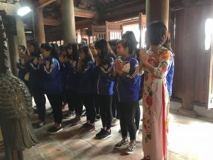 Học sinh dâng hương ở văn miếu Bắc Ninh