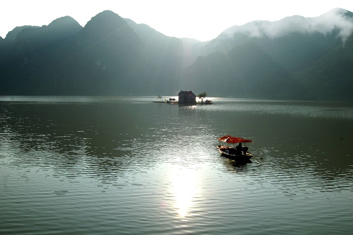 Chèo thuyền ở hồ Đồng Thái Ninh Bình