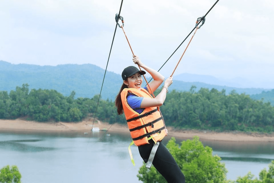 Nữ du khách hào hứng trải nghiệm Zipline tại Hồ Phú Ninh